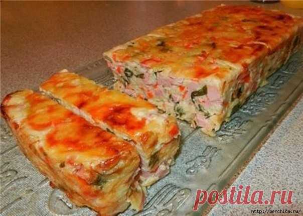 Ветчинно-кабачковый кекс - быстро, вкусно и красиво

Рецептов блюд из кабачков великое множество и все очень вкусные. Предлагаю Вашему вниманию еще один — получается супер блюдо!

Ингредиенты:
-кабачок – 1 средний,
-ветчина – 300 грамм,
-тертый сыр – 300 грамм,
-сырое куриное яйцо – 3 штуки,
-болгарский перец – 1 штука,
-сметана – 3 ст. ложки,
-мука – 3 ст. ложки;
-сода – 1 ч. ложка, погасить уксусом
-зелень – 1 пучок,
-специи- по вкусу.

Приготовление:
Яйца немного взбила...