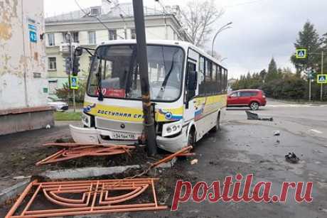 В Иркутской области начали доследственную проверку после ДТП с автобусом. В Иркутской области начали доследственную проверку по факту ДТП с участием автобуса. Авария произошла днем 3 октября в городе Ангарске на пересечении улиц Ленина и Мира. Автобус, следовавший по маршруту №20 с автомобилем «Лада Гранта». Пострадали 14 человек, их доставили в больницу. Детей среди пострадавших нет.