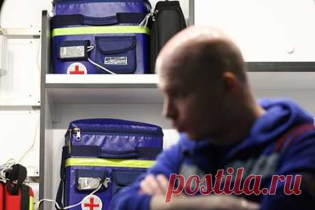 В России глыба льда рухнула с крыши на коляску с десятимесячным младенцем. В городе Кинешме Ивановской области сорвавшаяся с крыши наледь рухнула на коляску с находившимся в ней грудным ребенком. По данным региональной прокуратуры, ЧП произошло утром у одного из домов по улице Правды. Находившуюся в коляске десятимесячную девочку доставили в больницу.