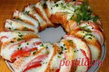 Запеченный хлеб с сыром и ветчиной Ингредиенты:Батон – 1 штСыр – 150 грВетчина – 300 грСливочное маслоПомидоры – 2 штСоль – по вкусуЧерный молотый перец – по вкусуМолоко – 100 млЯйца – 4 штПриготовление:&nbsp;Ветчину и помидоры нарезаем кружочками.&nbsp;Кусочки хлеба намазываем маслом.Форму для запекания смазываем...