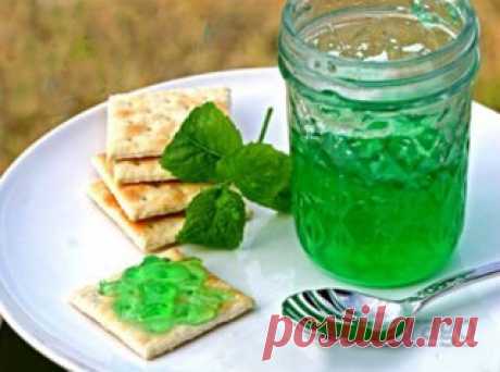 САМОЕ ВКУСНОЕ ВАРЕНЬЕ - 7 ЛУЧШИХ РЕЦЕПТОВ

1. Царское варенье из крыжовника

Ингредиенты:
Крупный зеленый недозрелый крыжовник - 5 стаканов,
Сахар - 1 кг,
Вишневый лист - 2 стакана,
Вода - 3 стакана,
Чищенный грецкий орех - 2 стакана

Способ приготовления:
Ягоды крыжовника освободить от плодоножек, "цветков", аккуратно надрезать и извлечь из ник мякоть с косточками, стараясь сохранить целостность ягоды. 1 стакан вишневого листа залить водой, довести до кипения и варить на ...