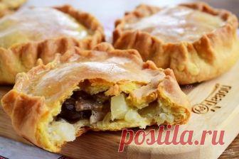 Сочный элеш с курицей
 
Ингредиенты:
Мука — 250 Грамм
Яйцо — 1 Штука
Масло растительное — 3 Ст. ложки
Масло сливочное — 3 Ст. ложки (растопленное)
Сметана — 2 Ст. ложки
Вода — 2 Ст. ложки
Соль — 1/2 Чайных ложки
Сахар — 1/2 Чайных ложки
Куриное мясо — 300 Грамм
Картофель — 200 Грамм
Лук — 100 Грамм
Перец — По вкусу
Масло сливочное 82% — 4 Чайных ложки
 
Количество порций: 4
 
Как приготовить 