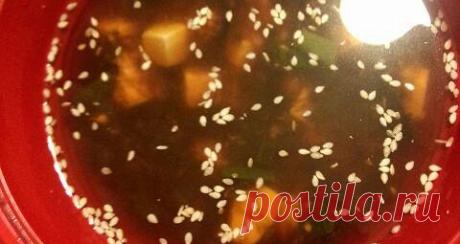 Мисо суп с тофу. Рецепт Вакаме замочить в холодной воде, через несколько минут отжать и мелко нарезать. Лук нарезать колечками, тофу — кубиками.