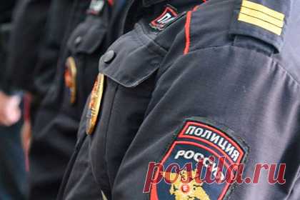В российском городе массово уволились начальники полиции. В Екатеринбурге на пенсию ушли начальники четырех отделов МВД. По собственному желанию со своих постов ушли глава 4, 10, 12 и 14 отдела. По словам источника издания, все уволившиеся могли бы продолжить работу, но стаж позволил им выйти на пенсию и найти «работу без лишней нервотрепки».