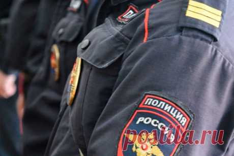 В российском городе массово уволились начальники полиции. В Екатеринбурге на пенсию ушли начальники четырех отделов МВД. По собственному желанию со своих постов ушли глава 4, 10, 12 и 14 отдела. По словам источника издания, все уволившиеся могли бы продолжить работу, но стаж позволил им выйти на пенсию и найти «работу без лишней нервотрепки».