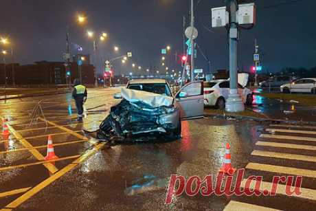 Названо самое аварийное время на дорогах Москвы. Более половины дорожно-транспортных происшествий (ДТП) с погибшими и пострадавшими происходит в Москве с 12 дня до 9 вечера. Пик аварийности приходится на интервал с шести до девяти вечера. Негативными факторами являются высокая интенсивность движения автотранспорта и плохая видимость пешеходов зимой.