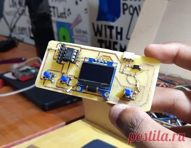 Игровая консоль на микроконтроллере ATtiny85 Это статья о сборке небольшого игрового устройства для таких ретро-игр, как тетрис, космические захватчики и т.д. Давайте посмотрим небольшое видео с демонстрацией работы устройства.Для изготовления устройства нужны следующие Инструменты и материалы:-Дисплей 0,96 дюйма;-Attiny85;-Программатор;-Три