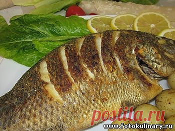 Рыба жаренная целиком с хрустящей корочкой
Казалось бы, и что может быть проще, чем просто поджарить рыбу. А вот и фигушки! Категорически не согласна! Если, в результате, мы хотим получить вкусную, сочную рыбку, с именно хрустящей, а не вареной кожицей, то несколько золотых правил, можно даже нахально заявить, что секретов, но соблюдать надо! Так что сегодня жарим рыбку так, чтобы корочку от нее не стыдно было бы и подавать как отдельное блюдо. И никак не меньше!