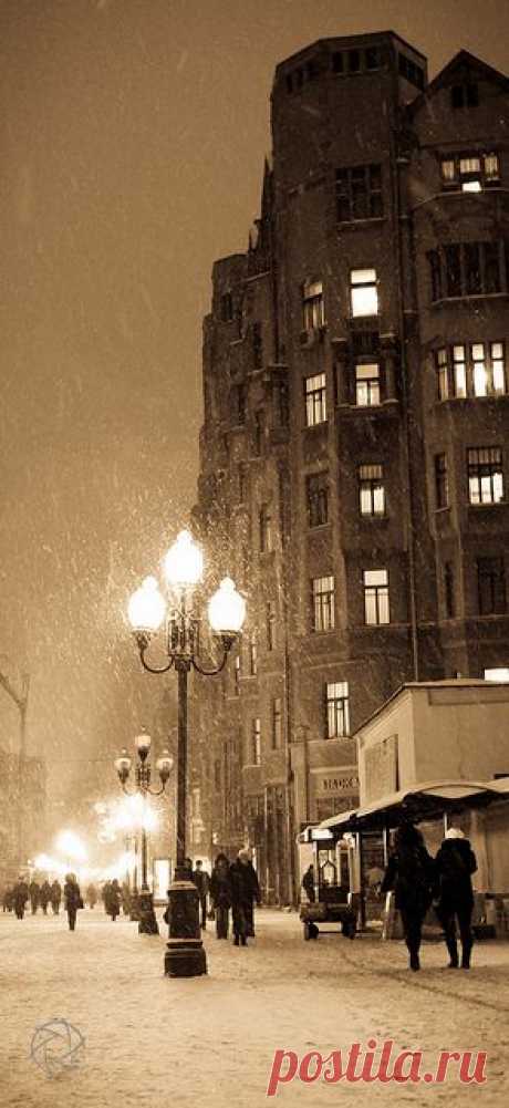 Arbat Street at winter night, during the light snowfall. Moscow, RUSSIA,  flickr от etanios   |   Pinterest • Всемирный каталог идей