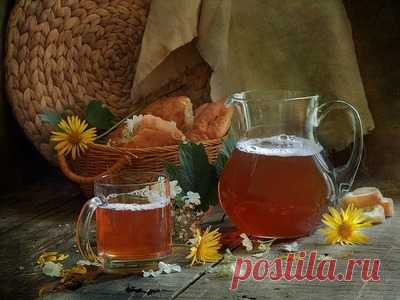 Домашний квас ржаной с листочками черной смородины