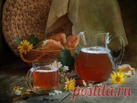 Домашний квас ржаной с листочками черной смородины
