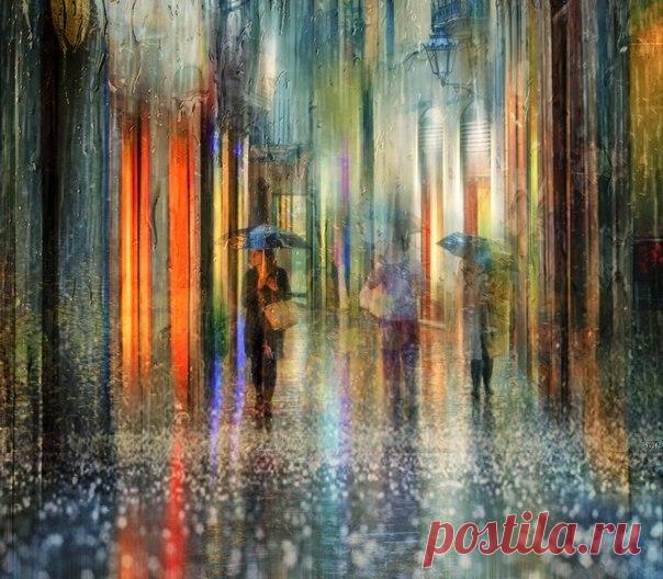 В старый город пришёл Апрель. Из плаща сыпал снег и град. Вечерами пил морс и эль, ел чернику и виноград. Просыпался часам к пяти. Иногда — к четырём и трём. Был огромный как синий кит. И любил рисовать углём. 

У Апреля был верный друг. Его имя, конечно, — Март. У него было тридцать штук (или сорок) игральных карт. Март любил бергамот и «Сплин», ездил в Лондон и Петербург. Он был рыжий как апельсин, разноцветный как летний луг. Вместе с ним приходил Февраль. Приносил арма...