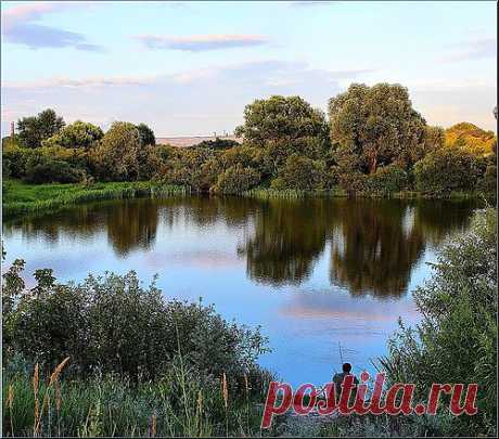 У реки.