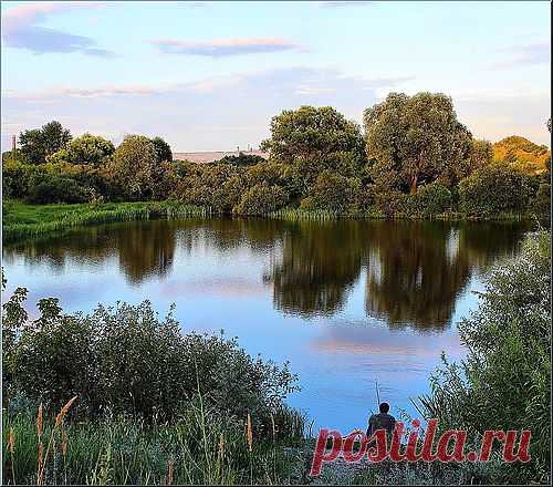У реки.