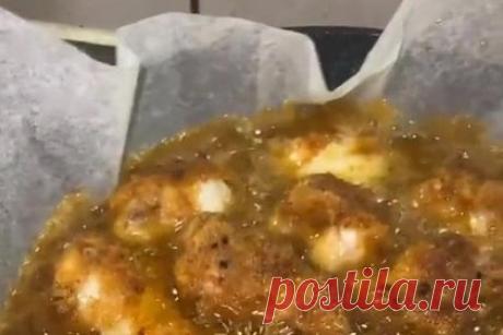 Тиктокерша изобрела способ избежать мытья сковороды после жарки. Тиктокерша под псевдонимом @Youthinkyouknowme99 изобрела способ жарить курицу и не мыть потом сковороду. На своей странице в социальной сети TikTok, на которую подписаны шесть тысяч человек, девушка показала, как выстилает сковороду специальной бумагой для выпечки перед готовкой.