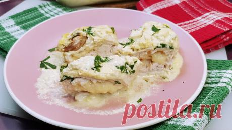 Куриную грудку отбиваю, заворачиваю и заливаю соусом. Грудка выходит нежная, почти как масло, а соусом поливаю гарнир | Розовый баклажан | Яндекс Дзен