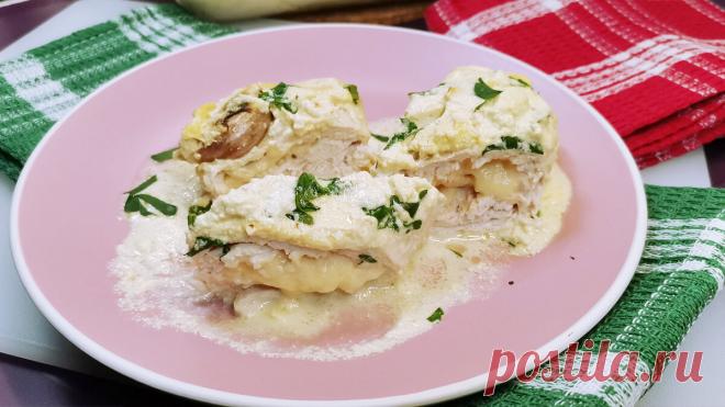 Куриную грудку отбиваю, заворачиваю и заливаю соусом. Грудка выходит нежная, почти как масло, а соусом поливаю гарнир | Розовый баклажан | Яндекс Дзен