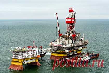 В России собрались ввести потолок цен на поставки нефти по морю. Минтранс России в связи с неконтролируемым ростом стоимости фрахта предложил проект поправок к Кодексу торгового мореплавания, которые позволят правительству устанавливать потолок для определенного перечня грузов. С момента ввода войск на Украину цены на поставки российской нефти поднялись в два-четыре раза.