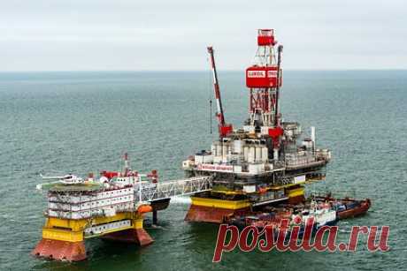 В России собрались ввести потолок цен на поставки нефти по морю. Минтранс России в связи с неконтролируемым ростом стоимости фрахта предложил проект поправок к Кодексу торгового мореплавания, которые позволят правительству устанавливать потолок для определенного перечня грузов. С момента ввода войск на Украину цены на поставки российской нефти поднялись в два-четыре раза.