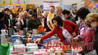 Московская международная книжная ярмарка работает для посетителей бесплатно. В Экспоцентре на Красной Пресне открылась 37-я Московская международная книжная ярмарка. В этом году её посещение будет бесплатным. В работе ярмарки примут участие более 300 издателей и распространителей книг из России, а также представители стран ближнего и дальнего зарубежья. Читать далее