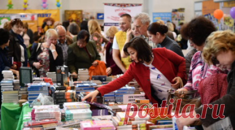 Московская международная книжная ярмарка работает для посетителей бесплатно. В Экспоцентре на Красной Пресне открылась 37-я Московская международная книжная ярмарка. В этом году её посещение будет бесплатным. В работе ярмарки примут участие более 300 издателей и распространителей книг из России, а также представители стран ближнего и дальнего зарубежья. Читать далее