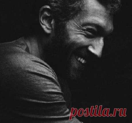 Улыбайтесь! Это заставляет людей ломать голову, что же у вас на уме.