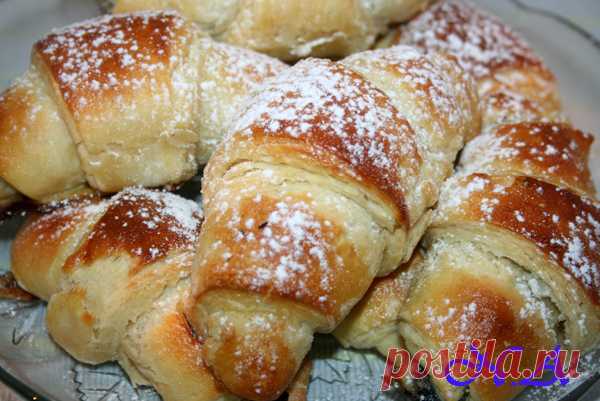 Круассаны-слойки из дрожжевого теста с маковой начинкой