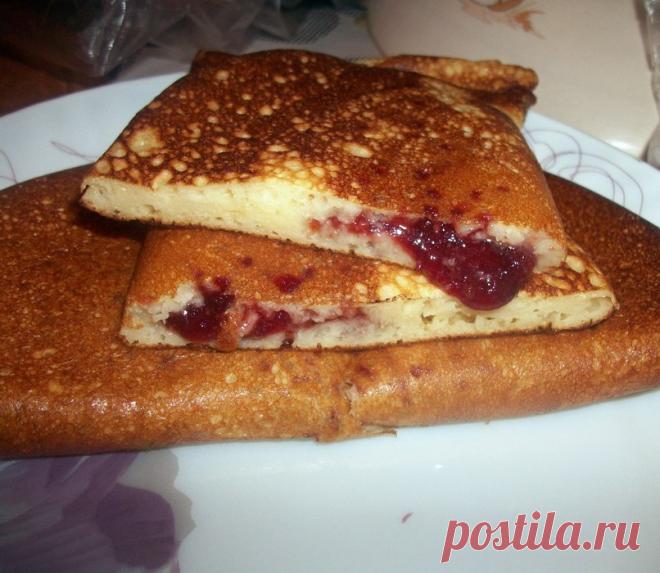 Запись на стене Блинчики.. нет пирожки...нет все таки блинчики... вообщем, блинно-пирожки, да еще и с творогом!Требуется:2 яйца,500 мл. кислого молока (либо кефир+молоко),200 гр. творога любой жирности ,1 ч.л. соды,12 стл муки с горкой -300 гр. ,соль,сахар.Растительное мас..