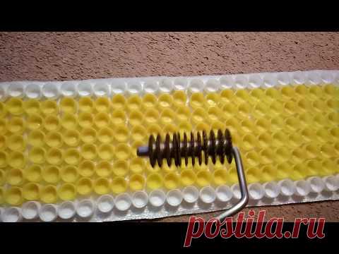 Сделала массажный коврик для ног из пластиковых крышечек. Класс!
