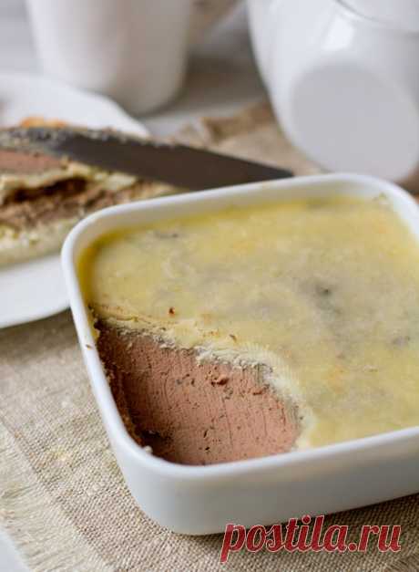 Паштет из куриной печени с оливками и коньяком на Вкусном Блоге Сегодня я хочу поделиться с вами еще одним рецептом паштета из куриной печени. Он готовится очень просто. В отличие от уже имеющегося в блоге рецепта паштета, этот рецепт не требует вымачивания печени в молоке. Я этот шаг пропустила и все получилось замечательно 😉 Оливки и коньяк придают этой закуске дополнительной…