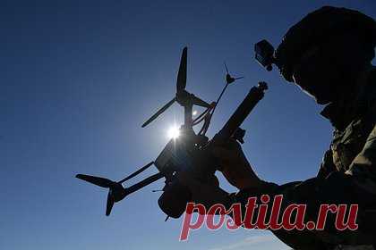 FPV-дрон разбил танк ВСУ прямым попаданием боеприпаса в люк наводчика. FPV-дрон уничтожил украинский танк Т-64БВ прямым попаданием, сбросив боеприпас точно в люк наводчика. Об этом рассказал российский оператор дрона с позывным Упырь. Он отметил, что после удара экипаж украинских военных «браво бросил свой танк, который какое-то время двигался, но после застрял».