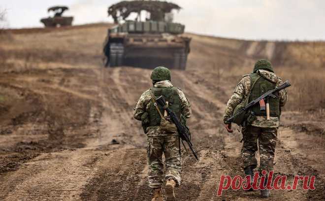 Кабмин утвердил выплаты военным за ранения в зависимости от их тяжести. Военные будут получать при тяжелом ранении единовременную выплату в размере 3 млн руб., легком — 1 млн руб., других травмах — 100 тыс. руб. Ввести дифференциацию предложили командиры участвующих в боевых действиях подразделений