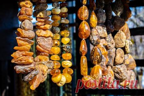 Российские полицейские изъяли из оборота 15 тонн незаконно добытого янтаря. Оперативники ГУЭБиПК МВД России и их коллеги из Калининградской области выявили канал незаконного оборота янтаря. Задержаны четверо жителей региона. Они организовали скупку янтаря, который добывали незаконно, затем обрабатывали его и реализовывали. Отмечается, что камни разделяли на фракции, шлифовали.