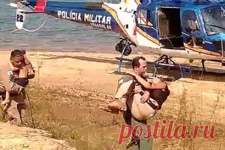 Мать и дочь три дня выживали в лесу без еды и воды. В Бразилии молодая мать и ее трехлетняя дочь три дня выживали в лесу без еды и воды. Они заблудились в лесу, пока искали место, где работает мобильная связь. По словам бразильянки, ее дочь стойко выносила все испытания и за трое суток блуждания по лесу не произнесла ни слова.