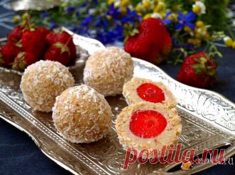 Творожно-кокосовые шарики с клубникой Решила приготовить быстрый десерт: творожно-кокосовые шарики с клубникой. По внешнему виду десерт напоминает конфеты &quot;Рафаэлло&quot;, только размер получается больше. Впрочем размер шариков будет зависеть от размера используемой клубники. Мне не хотелось использовать мелкую клубнику, взяла покрупнее. За рецепт благодарю кулинара Tanusha.