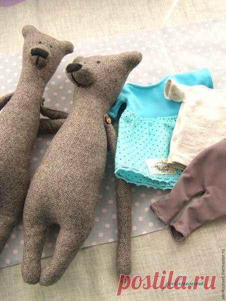 ШЬЕМ ТЕКСТИЛЬНЫХ МИШЕК ГИЛБЕРТА И ЭНДЖИ.

Материалы и инструменты: 

- бумага; 
- ножницы; 
- карандаш; 
- нитки; 
- иголки; 
- булавки; 

- итальянская полушерсть (варианты: твид, кашемир, тонкий драп, костюмная ткань); 
- ткань для одежды: трикотаж, хлопок, лен, вельвет и так далее; 
- наполнитель (варианты: холлофайбер, синтепон, синтепух); 
- шпажка или палочка для суши для набивки и выворачивания (можно использовать карандаш); 
- хлопковые нитки или мулине; 
- кружева...