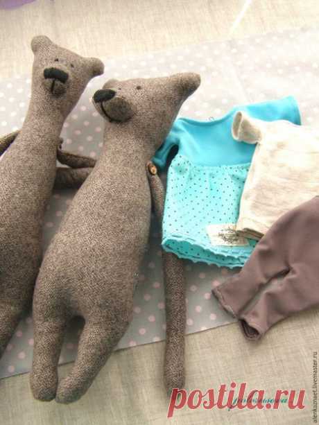 ШЬЕМ ТЕКСТИЛЬНЫХ МИШЕК ГИЛБЕРТА И ЭНДЖИ.

Материалы и инструменты: 

- бумага; 
- ножницы; 
- карандаш; 
- нитки; 
- иголки; 
- булавки; 

- итальянская полушерсть (варианты: твид, кашемир, тонкий драп, костюмная ткань); 
- ткань для одежды: трикотаж, хлопок, лен, вельвет и так далее; 
- наполнитель (варианты: холлофайбер, синтепон, синтепух); 
- шпажка или палочка для суши для набивки и выворачивания (можно использовать карандаш); 
- хлопковые нитки или мулине; 
- кружева...