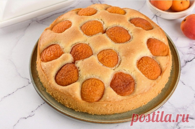 Пирог с абрикосами Ингредиенты: 400 г абрикосов 230 г пшеничной муки 200 г сахара 120 г сливочного масла 3 крупных яйца 1 ч.л. разрыхлителя щепотка соли⠀Приготовление:1. Абрикосы промойте и обсушите. Разрежьте каждый плод пополам и удалите косточки.⠀2. В глубокую миску...