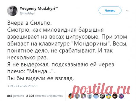 На лавочке под часами сидит молодой парень...