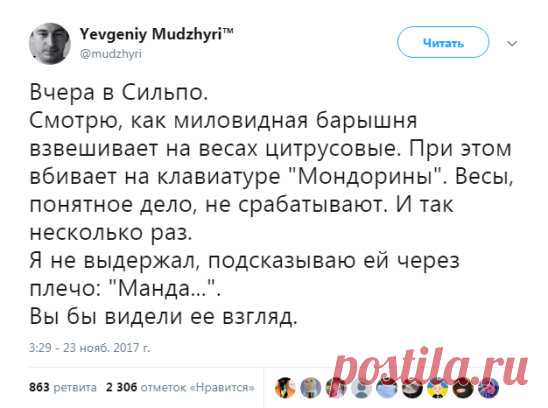 На лавочке под часами сидит молодой парень...