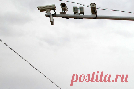 58 новых камер фото- и видео фиксации нарушений правил дорожного движения заработают в Омске
58 новых камер фото- и видео фиксации нарушений правил дорожного движения заработают в Омске в ближайшее время. Сейчас комплексы уже установлены, оборудование проходит отладку и работает в тестовом режиме.


Источник: AP 2018
Новые знаки перед мостом 60-летия ВЛКСМ уже стоят. Здесь смонтирован, пока единственный в городе, комплекс, который уже прозвали «умным». Место для него выбра...