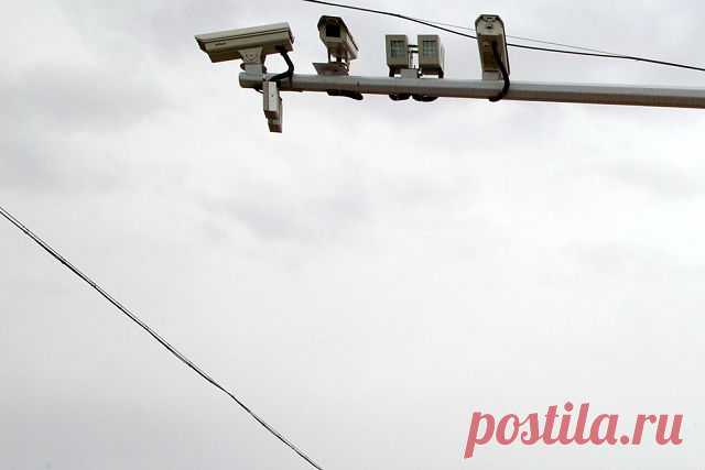 58 новых камер фото- и видео фиксации нарушений правил дорожного движения заработают в Омске
58 новых камер фото- и видео фиксации нарушений правил дорожного движения заработают в Омске в ближайшее время. Сейчас комплексы уже установлены, оборудование проходит отладку и работает в тестовом режиме.


Источник: AP 2018
Новые знаки перед мостом 60-летия ВЛКСМ уже стоят. Здесь смонтирован, пока единственный в городе, комплекс, который уже прозвали «умным». Место для него выбра...