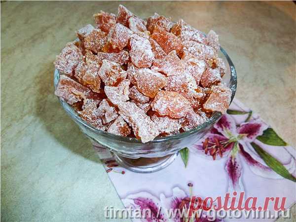Цукаты из тыквы. Рецепт с фото Для цукатов тыкву чистят, нарезают кубиками, засыпают сахаром и оставляют на несколько часов, чтобы выделился сок. Этот сок – основа сиропа, в котором варят тыкву. Подготовленные тыквенные кубики доводят до готовности в духовке.