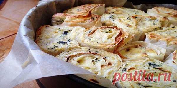 Слоёный пирог из лаваша с творогом, сыром и зеленью Хочу Вас сегодня познакомить с простым в приготовлении пирогом из лаваша! Отлично подойдёт для завтрака, перекуса, либо в качестве закуски.