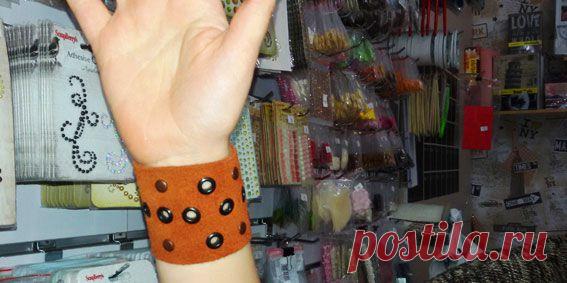 Кусочек замши, клёпки, люверсы и ... замочек для шкатулки - час работы и оригинальный, симпатичный браслетик готов!