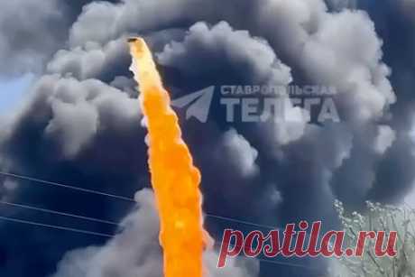 Мощный пожар и взрыв на российском хуторе попали на видео. На хуторе Ташла в Ставропольском крае произошел мощный пожар с последующим взрывом. Загорелись бочки с мазутом на открытой территории рядом с заводом «Евробетон». Пожару был присвоен второй ранг, сообщили в региональном управлении МЧС России. Огонь охватил около 500 квадратных метров.