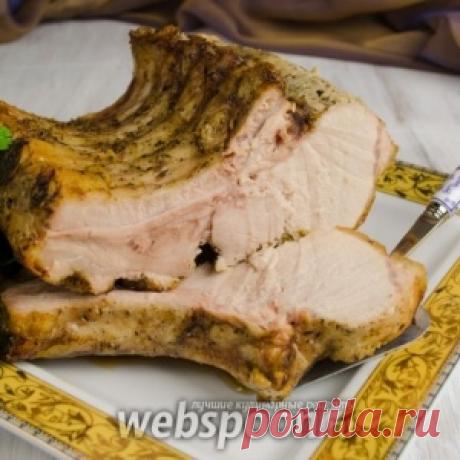 Свиная корейка на кости в пряностях