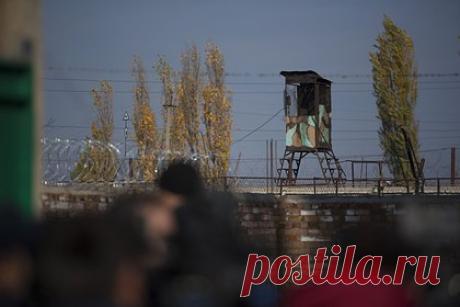 Россиянин напал на полицейского и попал в колонию строгого режима. В Якутии суд приговорил к четырем годам лишения свободы 31-летнего местного жителя за нападение на полицейского. В апреле 2023-го фигуранта арестовали, так как он нарушил административные ограничения, установленные судом. Отмечается, что он ранее был судим за особо тяжкое преступление и за ним установили надзор.