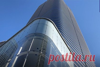 Новый самый высокий небоскреб в Японии сняли на видео. В столице Японии Токио завершили строительство многофункционального комплекса Azabudai Hills с самым высоким небоскребом в стране. Его открытие состоится через несколько дней. Корреспондент ТАСС снял 325-метровый объект под названием Mori JP Tower на видео снаружи и из кафе, расположенного на одном из этажей здания.