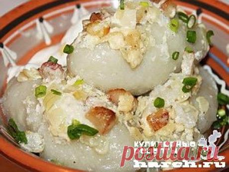 Цеппелины  |  Харч.ру  - рецепты для любителей вкусно поестьНациональное блюдо литовской кухни, которое довольно сложно, поскольку имеет определенный набор “хитростей” в приготовлении. Впервые попробовала его в ресторане и потом несколько раз пыталась приготовить его дома с плачевным результатом – получался невообразимый серый кисель с разварившимися комьями картофельного происхождения и плавающими фрикадельками из начинки. Пока не приехала подруга моей матери из Литвы…